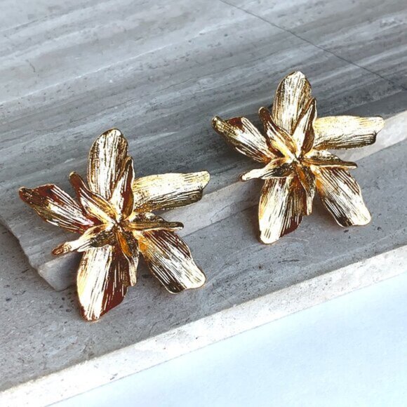New ~ Anthropologie Petite Bonita Gold Flower Earrings - Picture 4 of 8